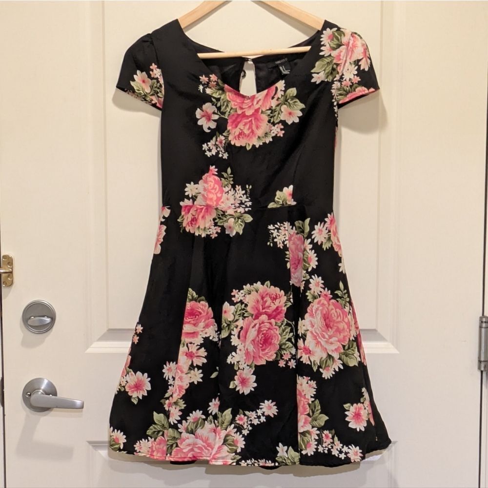 3/$30 EUC Forever 21 S Backless Keyhole Black and Pink Floral A-Line Dress